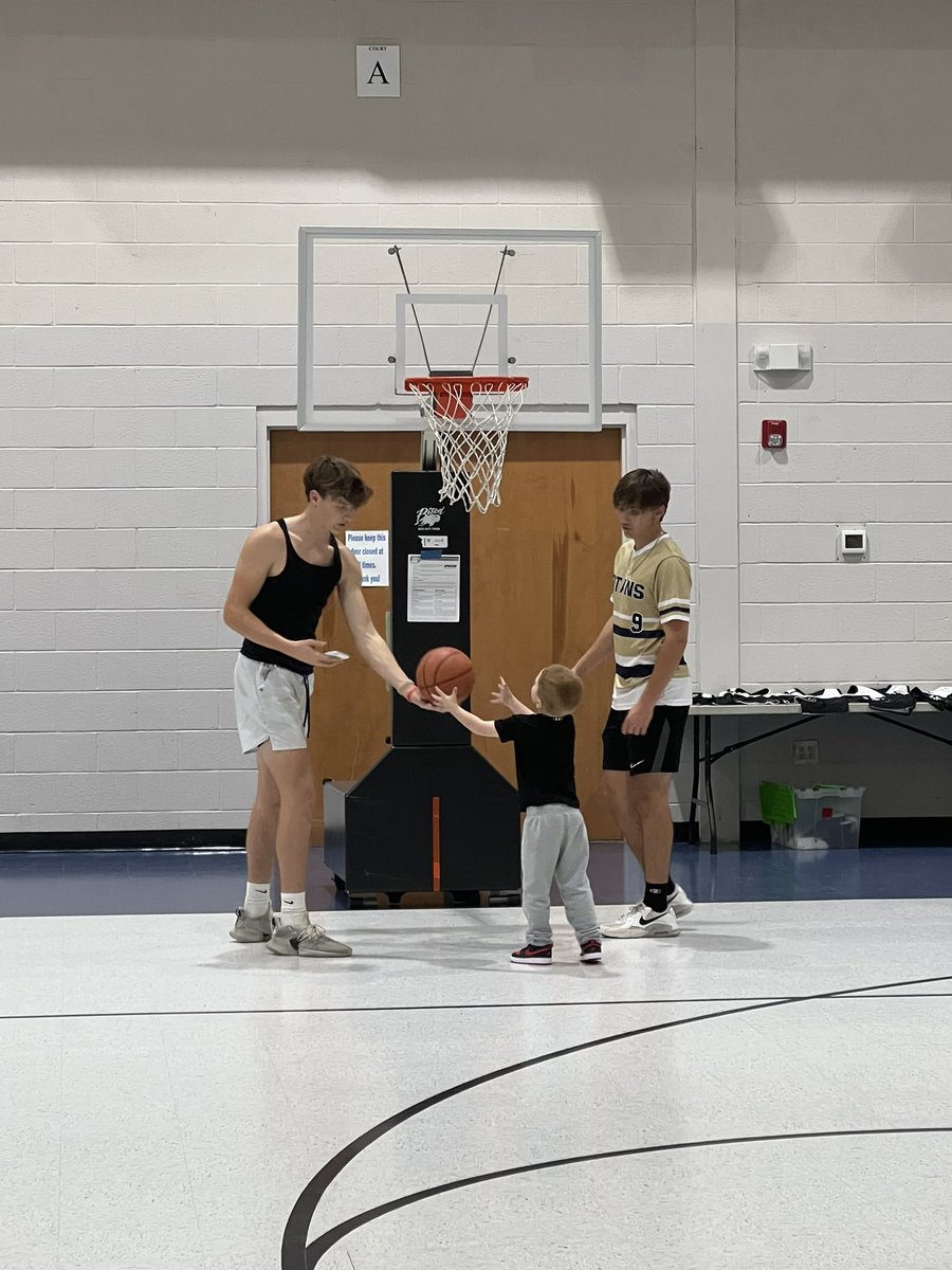 ghscatbaseball's tweet photo. Glenn ⚾️ players work hard in the classroom, on the field and in the weight room. Then, they head out and give back to the local community, volunteering at an Upward 🏀 camp for young kids. Great young men doing great things. Proud of these guys. https://t.co/m0aQZuQoTb