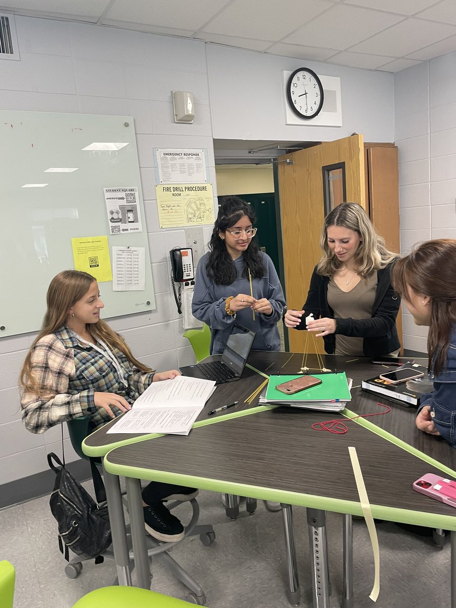 dmcwright730's tweet photo. Thank you Molloy University for speaking with our College Intro to Business students about all your school has to offer while doing a fun collaborative activity! #businessed @MolloyUNews @DalersCareerEd @stacy_cabrera https://t.co/eW9a6JLMxt