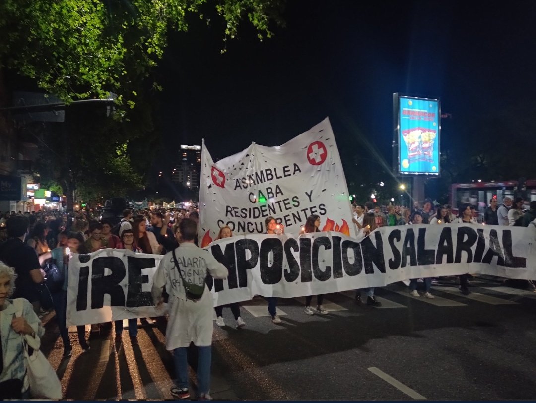 dradrianrosa's tweet photo. #QueNoSeApagueLaSalud #quenoseapague #mareablanca Sumate y difundí, estos justos reclamos contra los Paupérrimos salarios y la precarización laboral, de #residentes y #concurrentes #sinresidentesnohayhospital @asambleacaba_ @asambleafernan1 Unión, y compromiso. #BASTA #BastaYa https://t.co/UuezVJXyqd