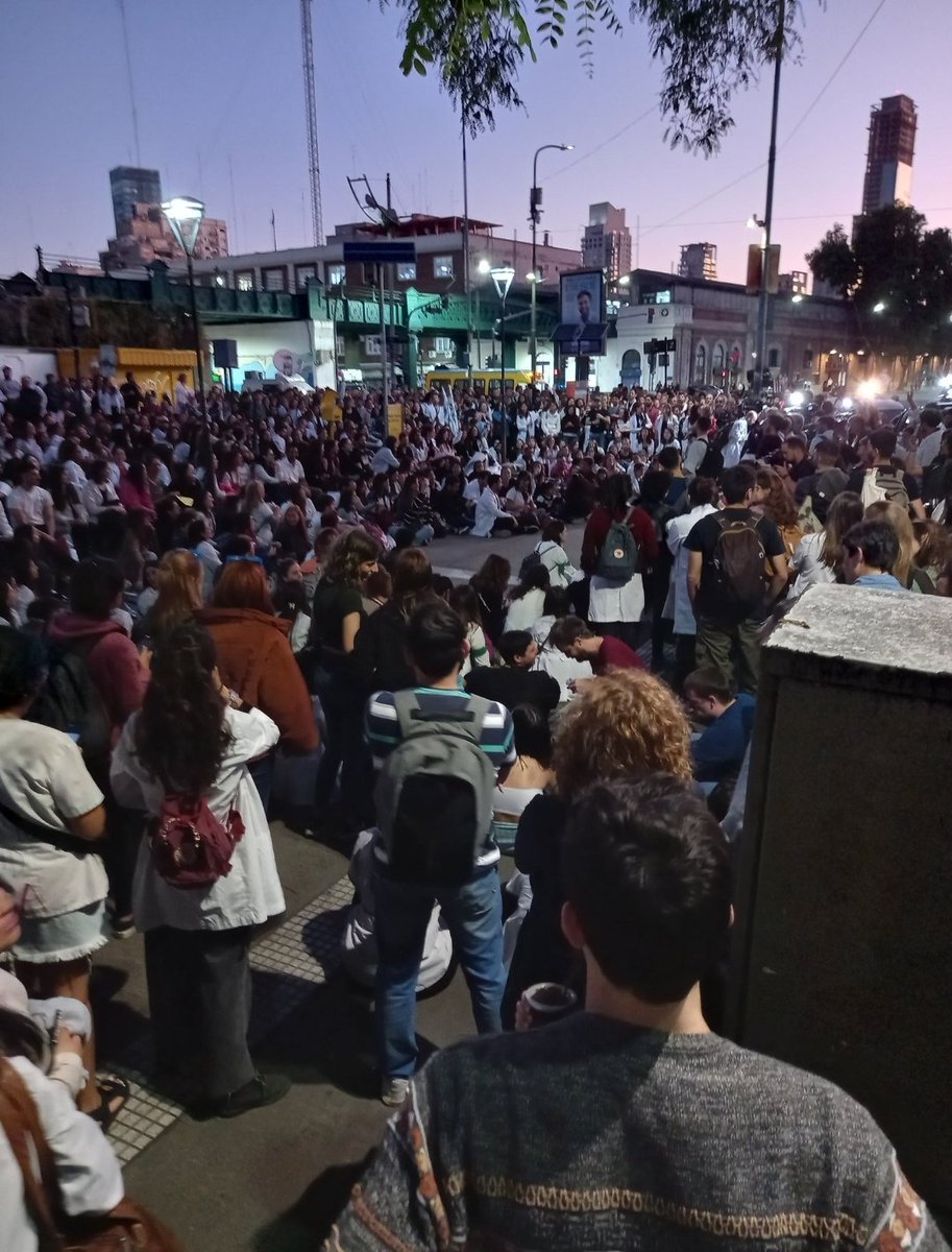 dradrianrosa's tweet photo. #QueNoSeApagueLaSalud #quenoseapague #mareablanca Sumate y difundí, estos justos reclamos contra los Paupérrimos salarios y la precarización laboral, de #residentes y #concurrentes #sinresidentesnohayhospital @asambleacaba_ @asambleafernan1 Unión, y compromiso. #BASTA #BastaYa https://t.co/UuezVJXyqd