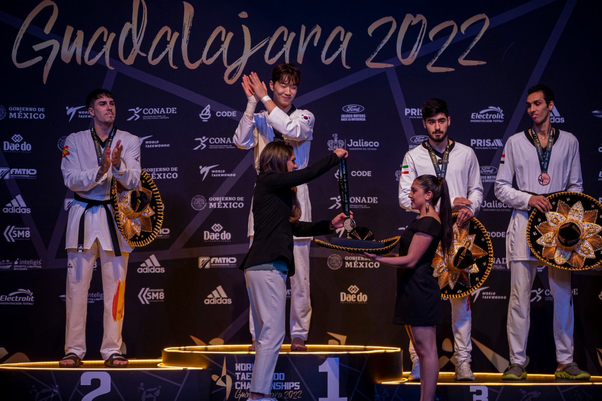 conadeoficial's tweet photo. La directora general de la CONADE, @AnaGGuevara premió a los ganadores de la categoría -80 kg. varonil, en el Campeonato Mundial de Taekwondo #Guadalajara2022 🥋.

🥇Woo Hyeok Park 🇰🇷
🥈Jon Cintado Arteche 🇪🇸
🥉Mehran Barkhordari 🇮🇷
🥉Seif Eissa 🇪🇬 https://t.co/Y8ByM8W47W
