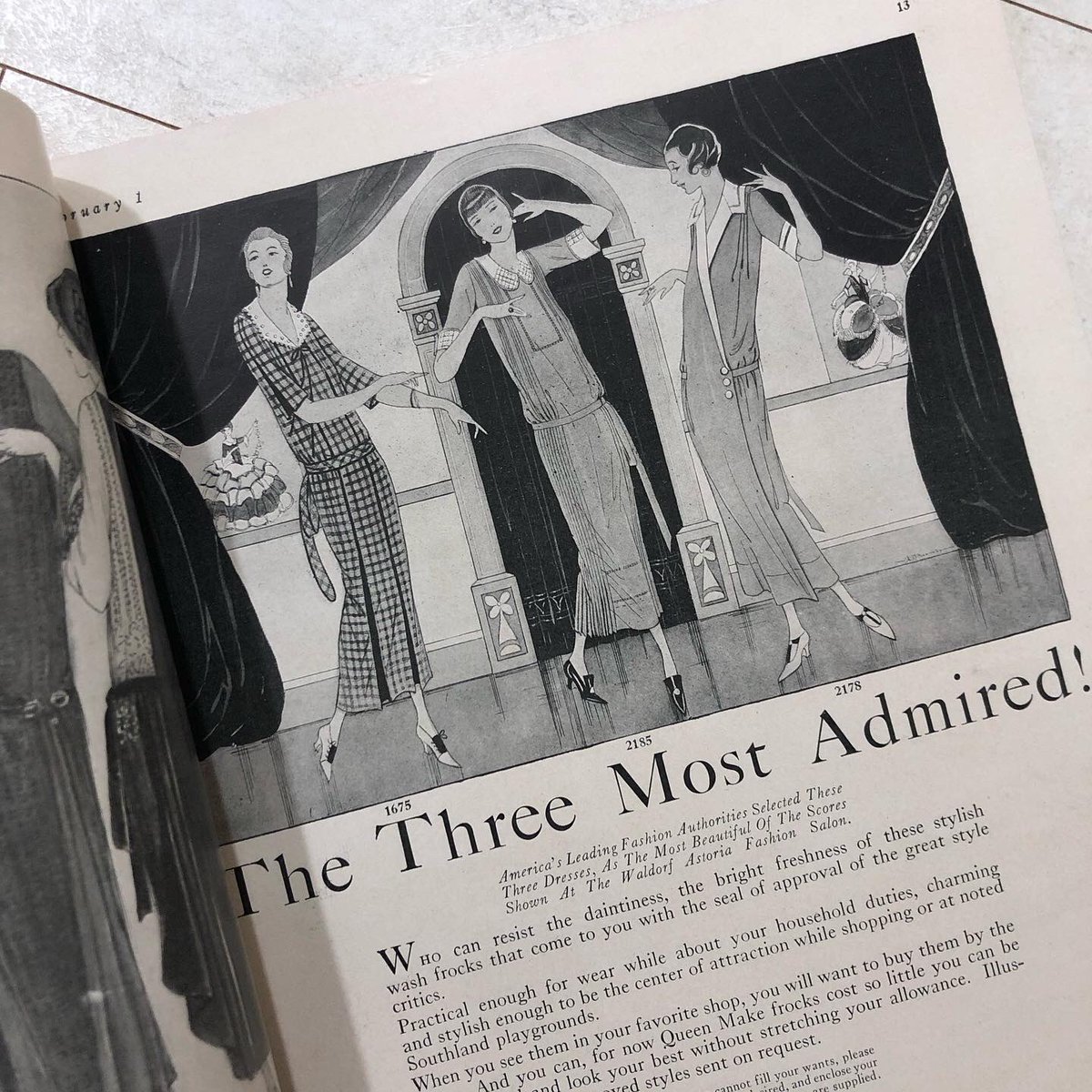 1924년 2월 1일에 나온,, 그러니까 약 100년 전 나온 보그는 모든 광고와 패션 아이템이 사진이 아닌 그림으로 되어있.. 너무 예쁘지 않나요 그림 독학할 때 클래식 보그 그림보며 일러스트레이터 되고싶다 생각하곤 했었는데.. 남편에게 실물을 선물받았습니다 다시봐도 진짜 환상적 ㅠㅠ
