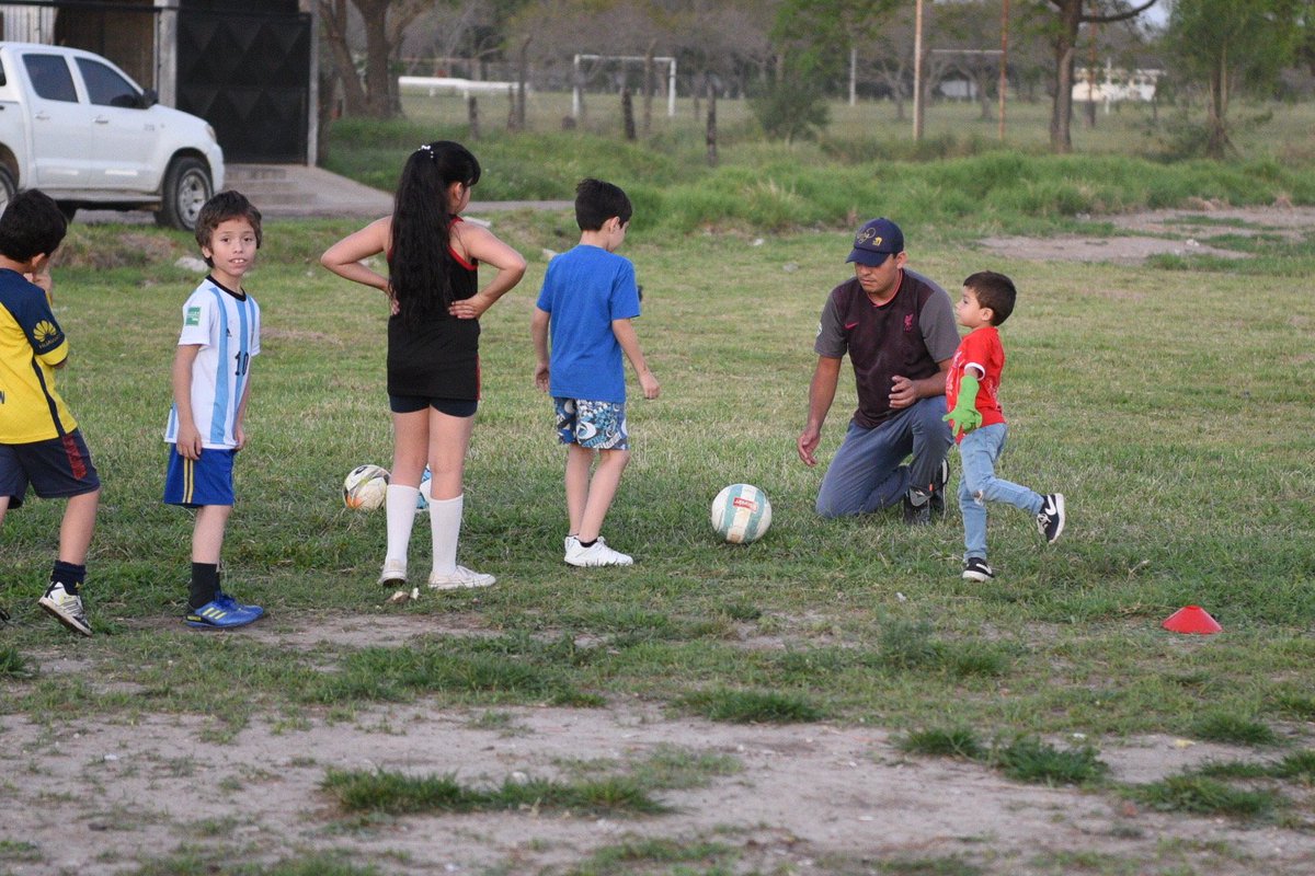 Melimecca's tweet photo. Junto a @mercedesmestres y @florojedaok visitamos la escuelita de fútbol ⚽ en el B° San Geronimo donde pudimos hablar con las mamás que acompañan a sus niños a fomentar algo tan importante como es el deporte.

Gracias por la invitación.🙌

#deporte 
#ciudaddecorrientes https://t.co/cRhCdUoyA3