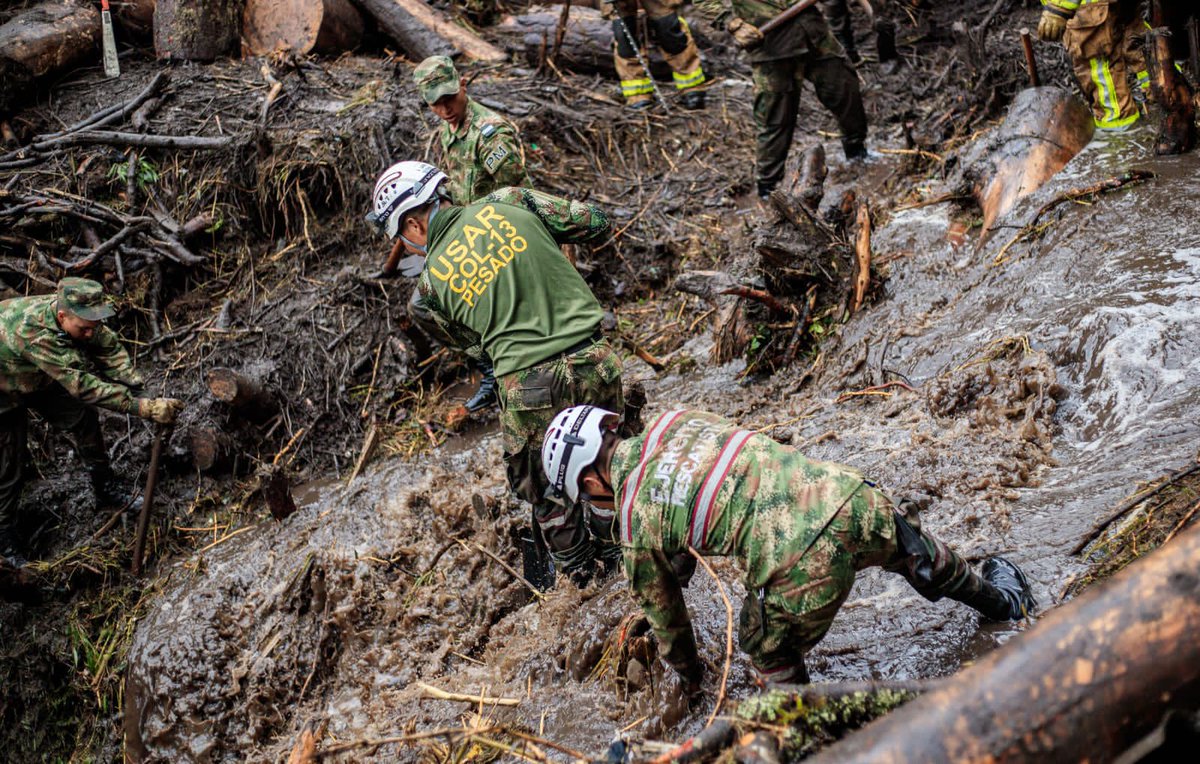 En imágenes las lobares de casi 625 personas de diferentes entidades adscritas al Sistema Distrital de Riesgo <a href="/Bogota/">Alcaldía de Bogotá</a> trabajan para devolver la normalidad en la vía Bogotá- La Calera y rescatar el cuerpo de Holman Rodríguez uno de los desaparecidos tras la emergencia.