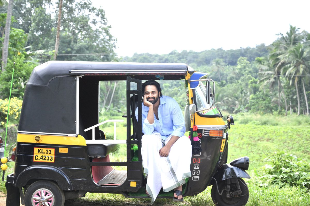 Have you watched the teaser yet? 

🔗: youtu.be/Tii-f_9Mis0 (E-sub) 

#ShefeekkinteSanthosham in Theatres from November 25th. 💝🤗

@Iamunnimukundan @UMFPvtLtd #AnupPandalam @GoodwillEntmnts @SuryaTV @PharsFilm @saregamasouth #Bala #DivyaPillai #Athmiya