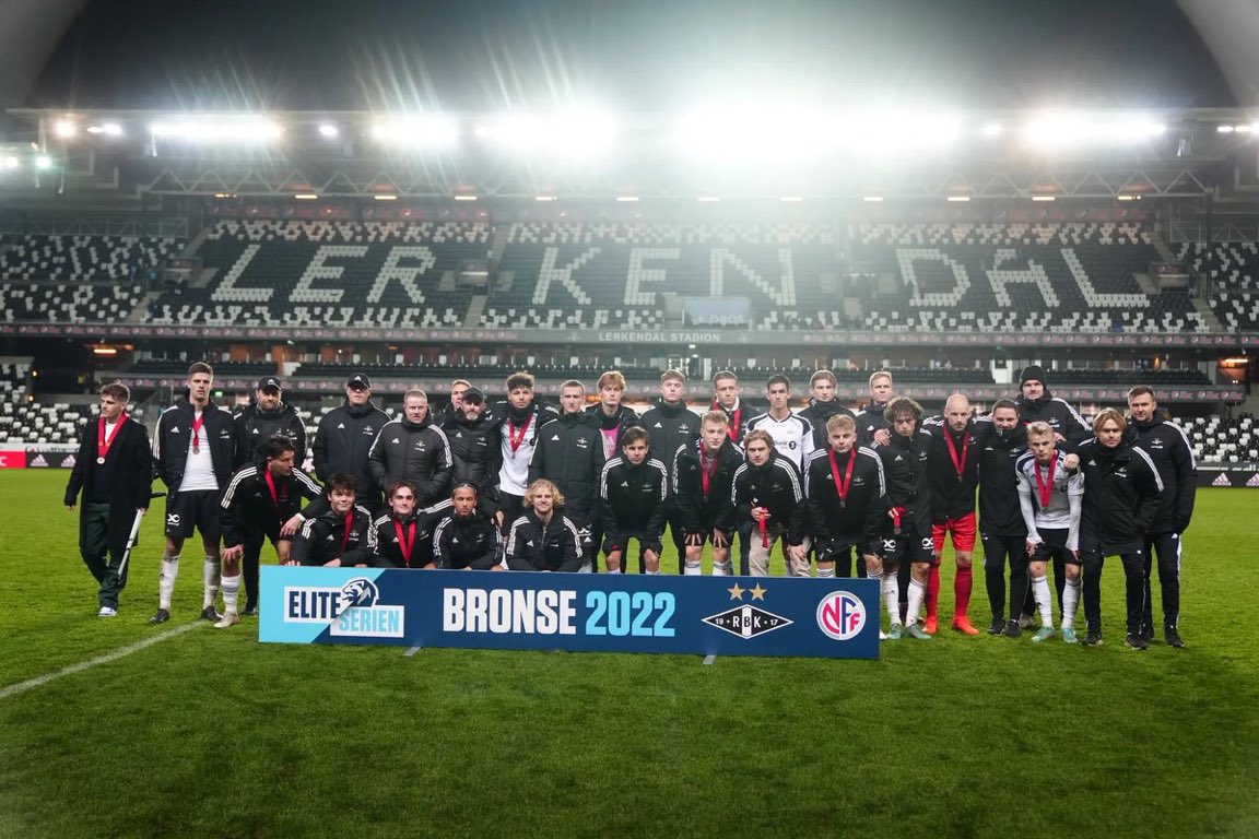 «Glade» Rosenborg, kopierer kvinnelagets tredjeplass… Usikker på om Reka soler seg i glansen, eller om han kaster glans. Uansett; Solbrillene er på. Sola gikk ned i Trondheim kl 15:30, bildet er tatt ca kl 19:10.