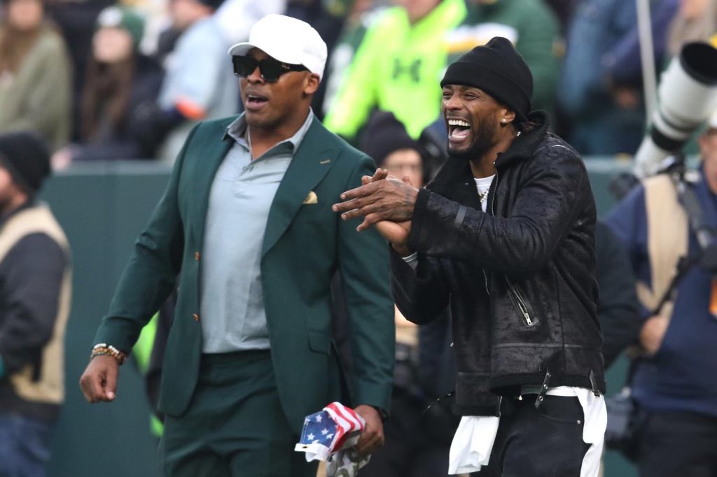 If a smile was worth $1 million than my @packers brother #JavonWalker wins all day long. Priceless memories made yesterday! Go Pack Go! @PackersHOFr @LambeauField #elevaTEU