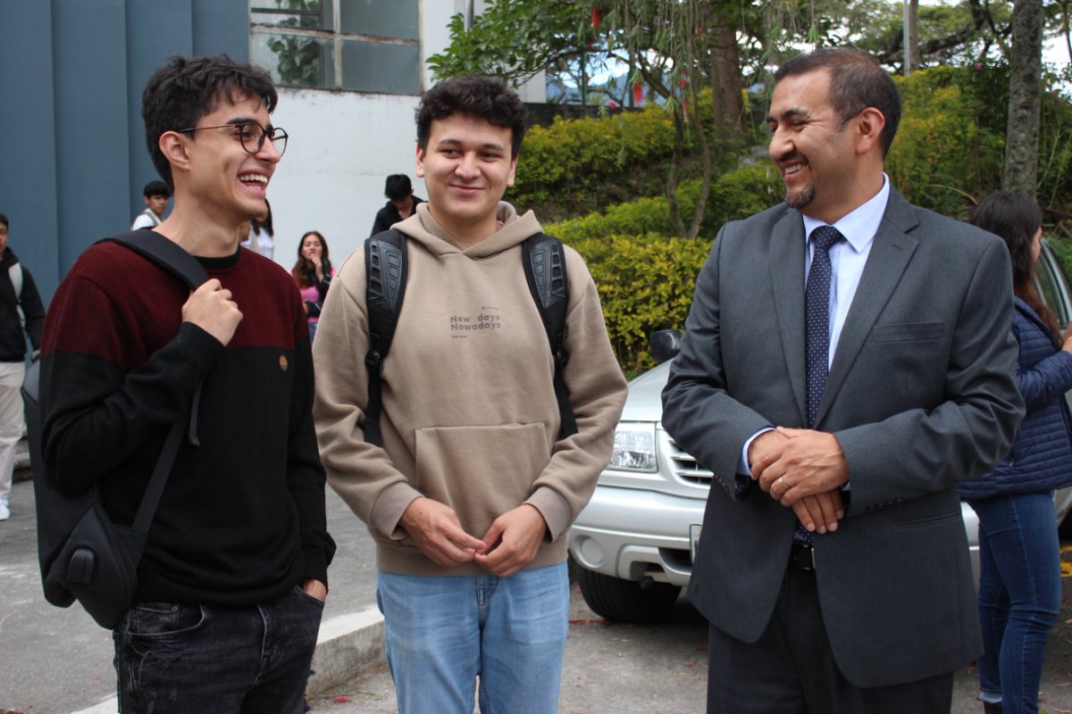 NikolayAguirre's tweet photo. Caminar por nuestro campus universitario siempre es placentero, más cuando recibimos nuevos estudiantes que están dispuestos a transformar realidades. La familia @UNLOficial da la bienvenida a 2500 alumnos. ¡Bienvenidos chicos y chicas a esta, su casa de estudios superiores! https://t.co/OaS8StsAAL