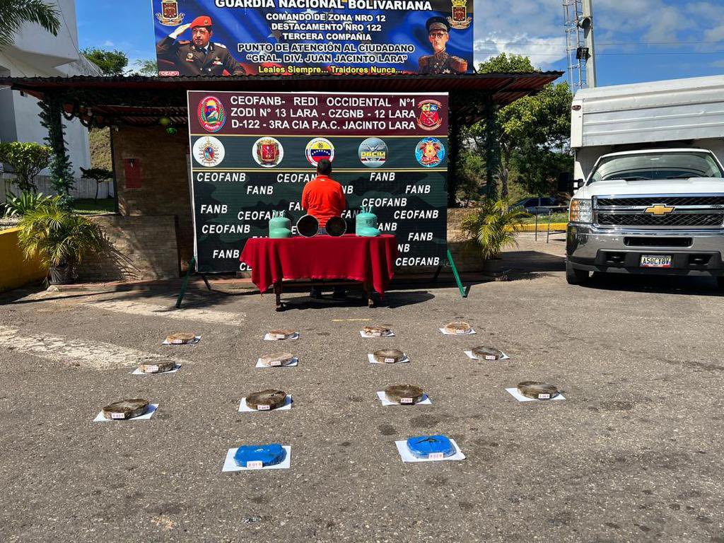 dhernandezlarez's tweet photo. En el PAC Jacinto Lara, #FANB incauta 14 panelas de marihuana con un peso de 13,203 Kg, las cuales se encontraban ocultas en 2 cilindros de gas de refrigeración, en un camión de la empresa de encomiendas Domesa, proveniente de Maracaibo estado Zulia. https://t.co/oI5di3lX6J