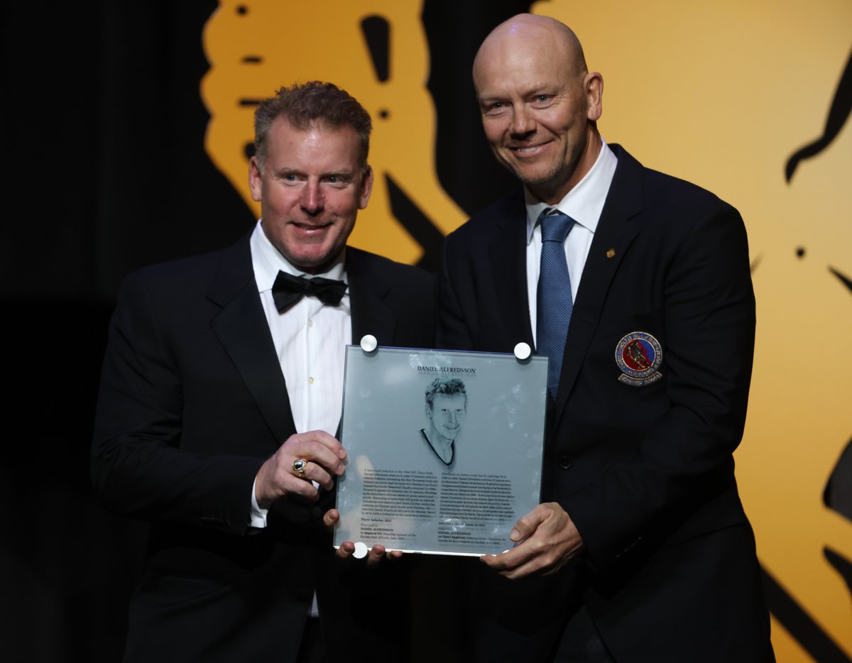 HockeyHallFame's tweet photo. Welcome to the Hockey Hall of Fame, Daniel Alfredsson!
Alfredsson is presented with his Honoured Member plaque by Mats Sundin #HHOF2012.
#HHOF2022 | #HHOF | 📸 Dave Sandford/HHOF https://t.co/oFIgjcpCIM