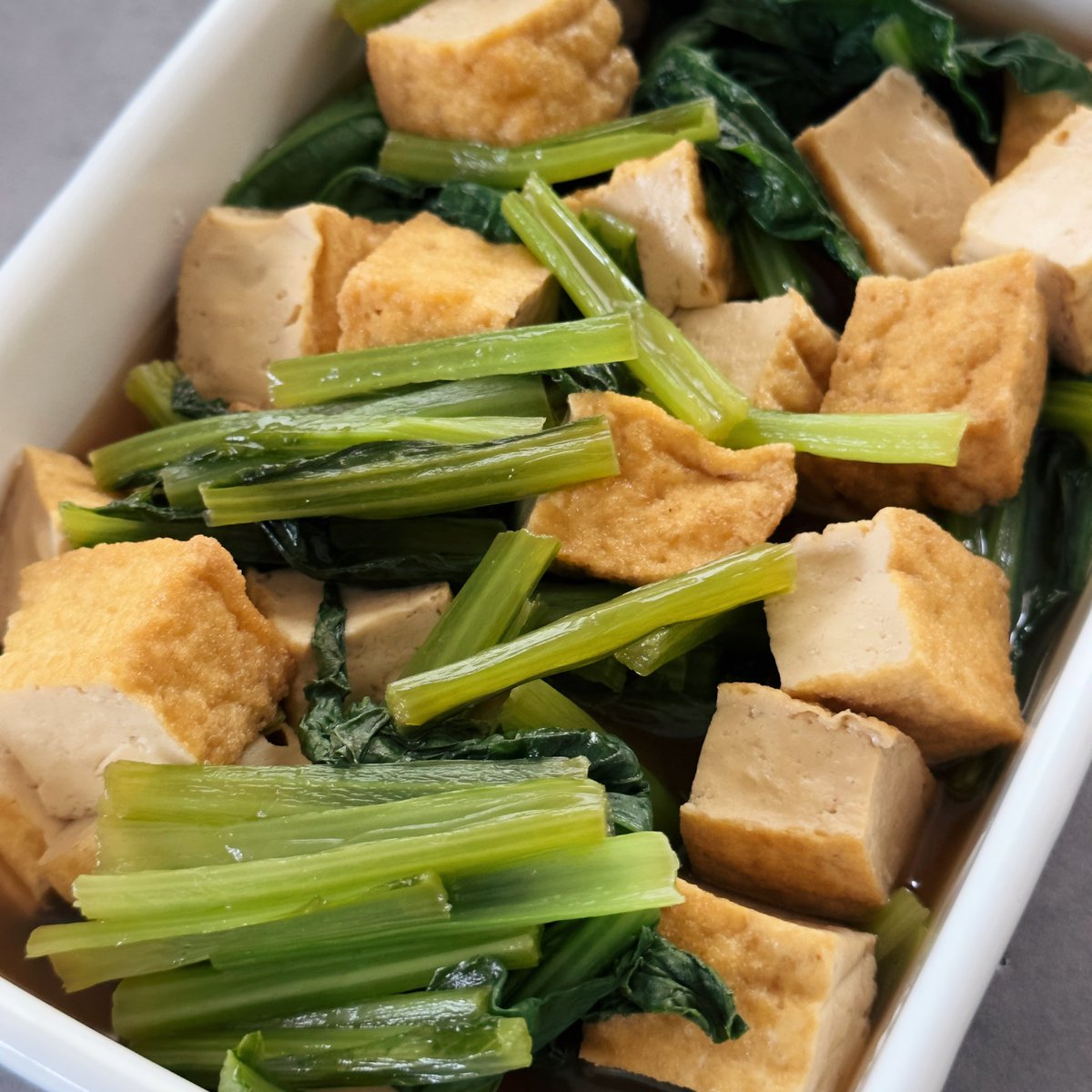 今日の作り置き🙂🐱🥣 ・小松菜と厚揚げの煮物 ・きのこのマリネ ・肉じゃが ・十八穀ごはん 離乳食完了期の彼に 野菜や肉など好き嫌いなく 食べてもらえたらうれしいなと 肉じゃがやクリーム煮など よく作ってあげています🙂👶🥣