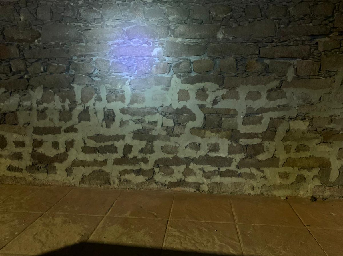 UGCH_SLP's tweet photo. En conjunto con Imagen Urbana, se apoyó al Centro de las Artes para retirar el grafitti de su barda perimetral. Trabajando en equipo, sumamos esfuerzos para mejorar y preservar nuestro #CentroHistórico
#UGCH #SLP #HAyuntamiento #LaCapitalDelSí #RescateDelCentroHistórico #CASLP https://t.co/8N4OcGETgI