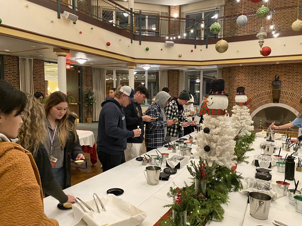 PresKnapp's tweet photo. A delightful evening with students decorating cookies and adding their names to ornaments for the @wjcollege holiday tree. A great way to kick off the season! https://t.co/UiMtOrN575