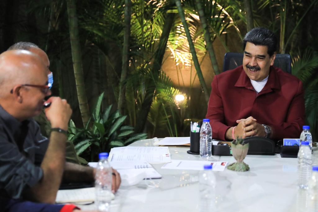 NicolasMaduro's tweet photo. Luego de la exitosa jornada del pasado fin de semana, me reuní con el Buró Político del @PartidoPSUV, evaluamos la participación de nuestra militancia. Tengo la seguridad que el #PSUV es una gran fuerza popular en Venezuela. ¡Vamos a la victoria! https://t.co/lDwn5Yx1lf