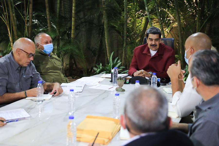 NicolasMaduro's tweet photo. Luego de la exitosa jornada del pasado fin de semana, me reuní con el Buró Político del @PartidoPSUV, evaluamos la participación de nuestra militancia. Tengo la seguridad que el #PSUV es una gran fuerza popular en Venezuela. ¡Vamos a la victoria! https://t.co/lDwn5Yx1lf