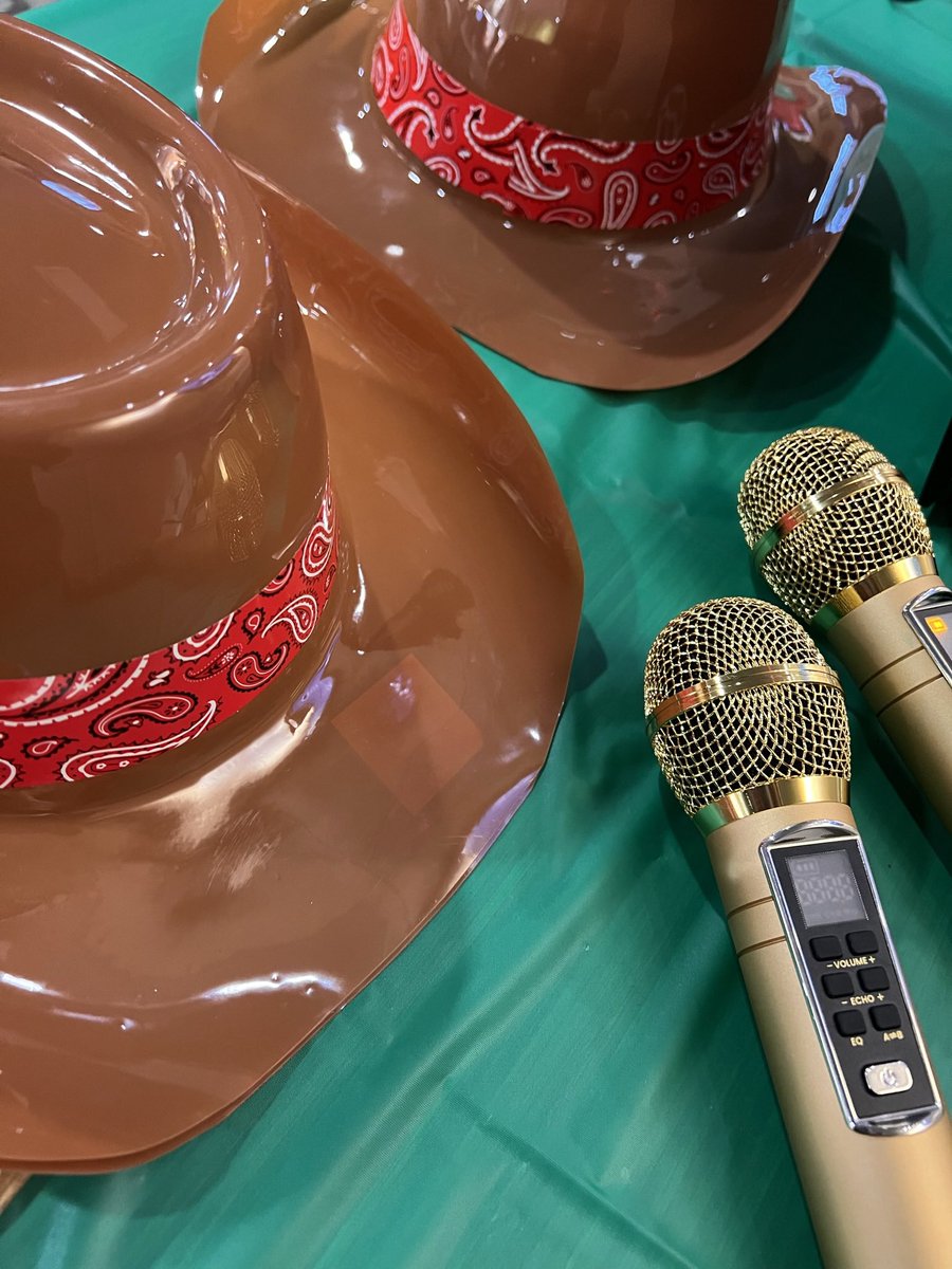 ohiofood_'s tweet image. The District’s Rodeo Day is in full force🤠🐮 
Stop by to sing country karaoke, eat a boot cookie, and ride the inflatable bull! If you ride the inflatable bull for more than 30 seconds you get a prize!🐂

#rodeoday #inflatablebull #OHIOFood #ohiouniversity #cowboy #cowgirl