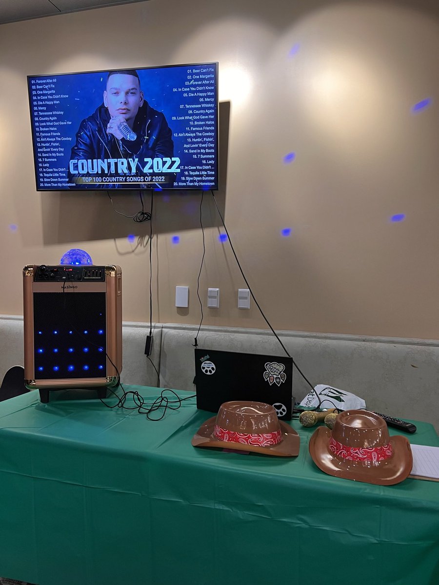 ohiofood_'s tweet image. The District’s Rodeo Day is in full force🤠🐮 
Stop by to sing country karaoke, eat a boot cookie, and ride the inflatable bull! If you ride the inflatable bull for more than 30 seconds you get a prize!🐂

#rodeoday #inflatablebull #OHIOFood #ohiouniversity #cowboy #cowgirl