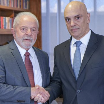 choqueii_'s tweet photo. 🚨AGORA: Após ser hostilizado por bolsonaristas em Nova York, Alexandre de Moraes, se pronunciou dizendo que o povo se manifestou livremente e que a democracia venceu:

“O Brasil merece paz e serenidade. E os extremistas antidemocráticos merecem e terão a aplicação da lei penal.” https://t.co/aq61FUTuvH