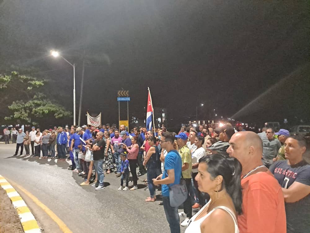 CiegodeAvilaTV's tweet photo. 👉#LatirAvileño Reconoce pueblo avileño  a contingente  de trabajadores   del sector eléctrico que acompañó al pueblo pinareño en su recuperación tras el paso del huracán  Ian.
✍️📷 Karin Gómez Hernández. https://t.co/M0gVDKuTT1