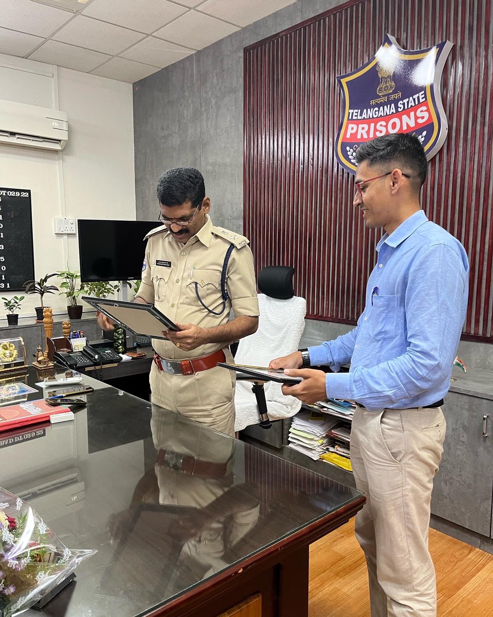 YemulaNithin's tweet photo. Honour to meet and felicitation by Sri. Nawab Shiva Kumar Goud, Superintendent of Jails, Central Jail Chanchalguda. 😍
.
#project7summitspossible https://t.co/MBKjbdUt60
