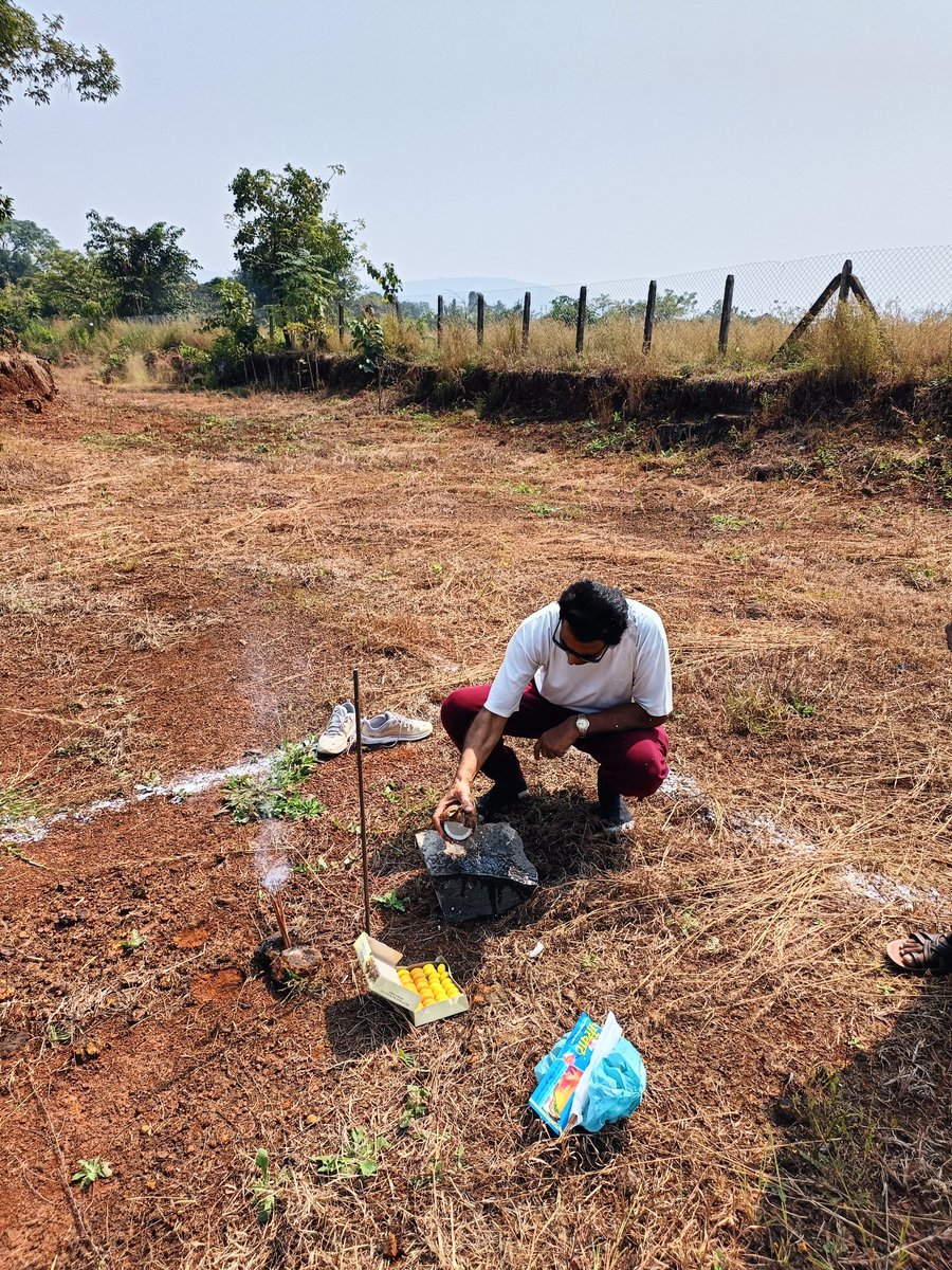 LahriSunil's tweet photo. कल  कुटिया (काटेज) निर्माण के लिए खेत में किया भूमिपूजन...
yesterday did Bhumi Pujan at farm for construction of cottage... https://t.co/X7CfYwTNM3