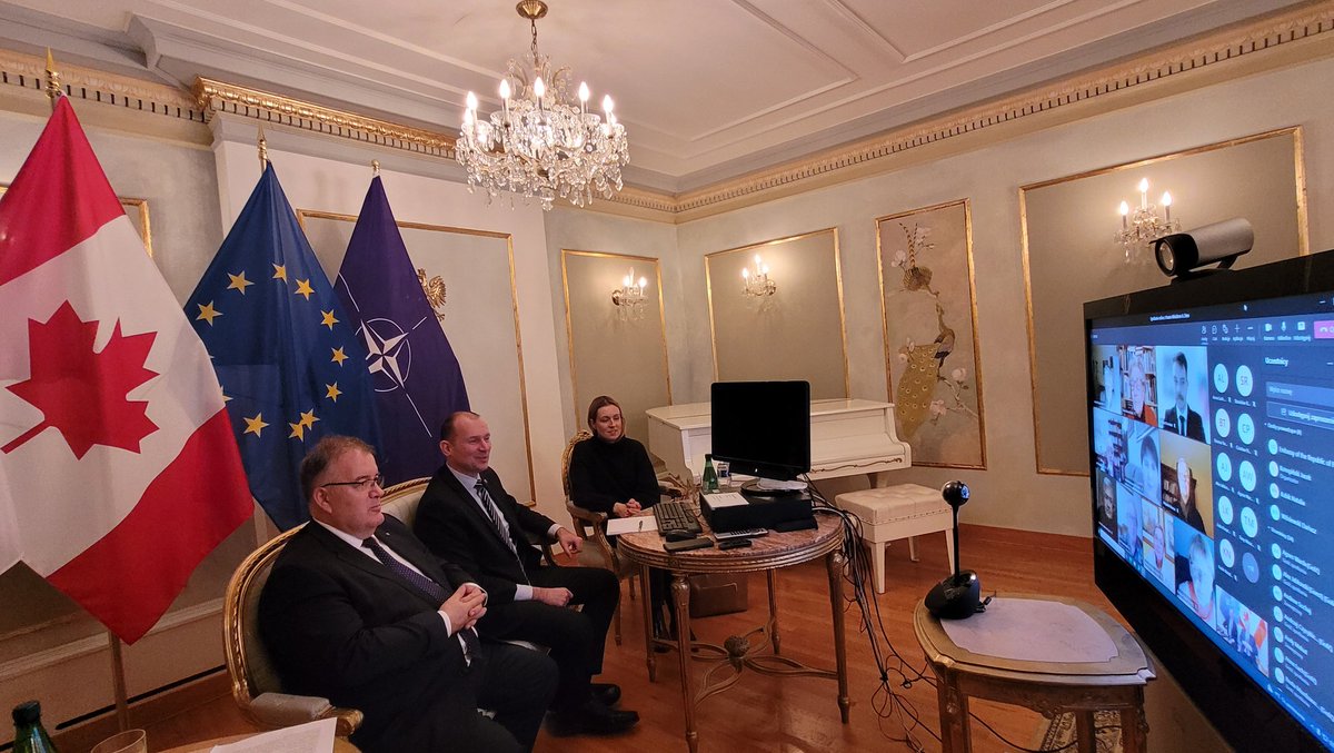 PLinCanada's tweet photo. Inicjatywyย @prezydentplย w zakresie pomocy humanitarnej wobec wschodniego sฤ
siedztwa Polski byลy tematami rozmowy Min. @DeraAndrzejย oraz Amb. @WitoldDzielskiย z Poloniฤ
๐จ๐ฆ.
Minister Dera przekazaล takลผe ลผyczenia od Prezydenta RP @AndrzejDuda dla Polonii.
#PL80CA
#11listopada https://t.co/YCLUnNUsVH