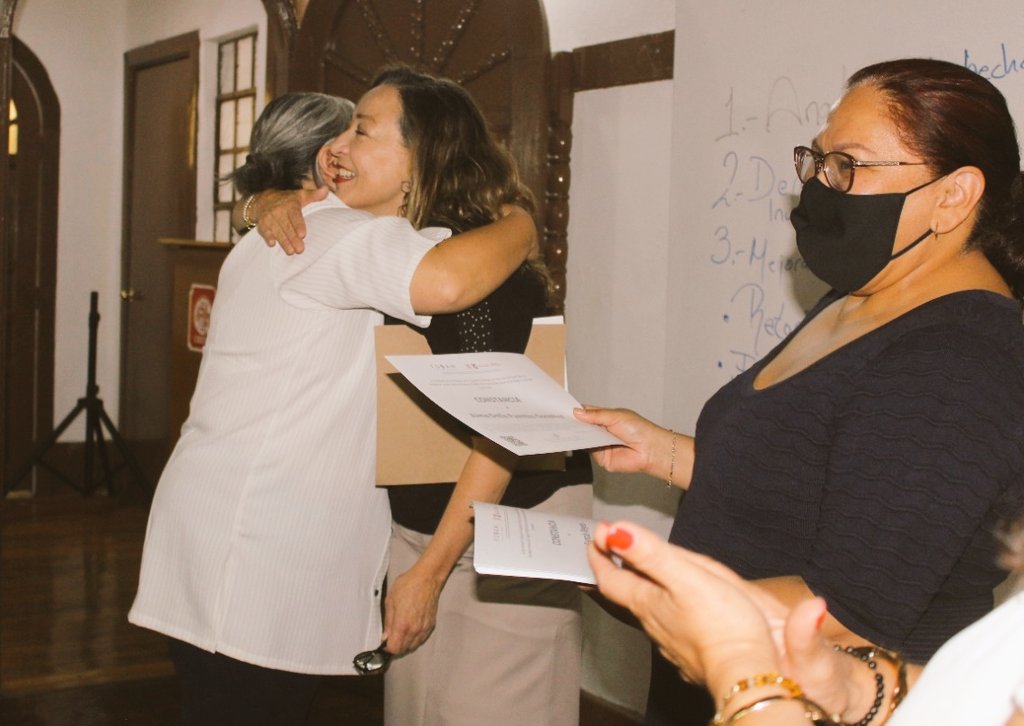 GomezSaracibar's tweet photo. 💜Hoy asistí a la clausura de capacitación dirigida a peritas y peritos de la @FiscaliaCDMX,en atención y prevención a la violencia sexual contra niñas,niños y adolescentes.Estos espacios fortalecen el trabajo coordinado con mi querida @ErnestinaGodoy_ por la justicia.
#FOBAM2022 https://t.co/tgVXsfdhsX