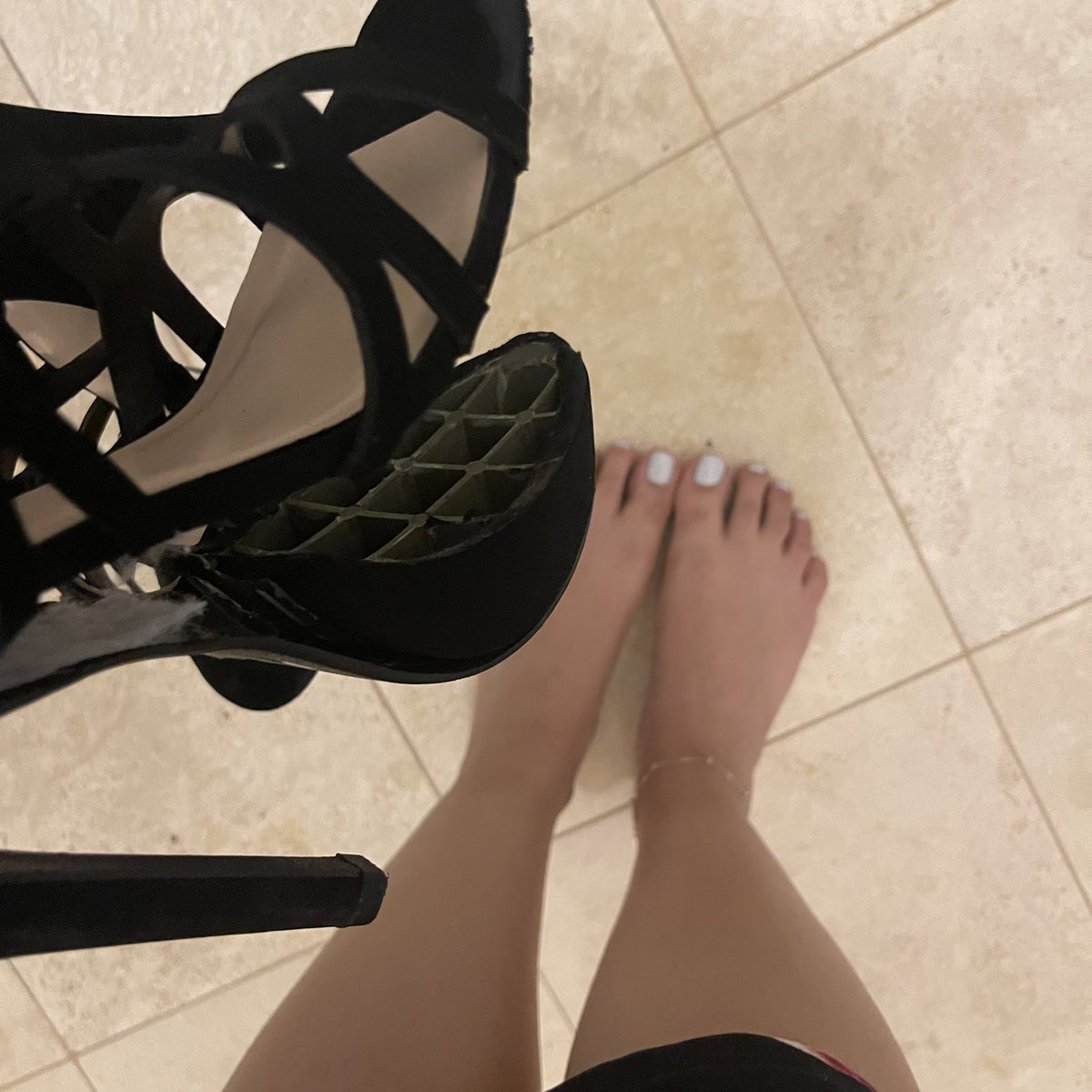 tinatentime's tweet photo. Ahhhh my heels just brokeeee?!? Smh 🤦🏻‍♀️ Who will buy them so I can get new one ?!?  #findom #finfomme #dominatrix #dominatrixworship  #master #cashmaster #paypig https://t.co/e1hXyZlDmU