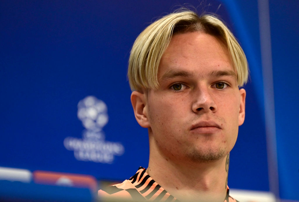 FabrizioRomano's tweet image. Mudryk: "From a purely theoretical-fantasy perspective, if there was the option of being a bench player for Real Madrid or a starter for Arsenal, I’d probably choose Arsenal", tells Vlada Sedan. 🚨🇺🇦

"But I'd first want to know from the head coach that I’d receive a chance".