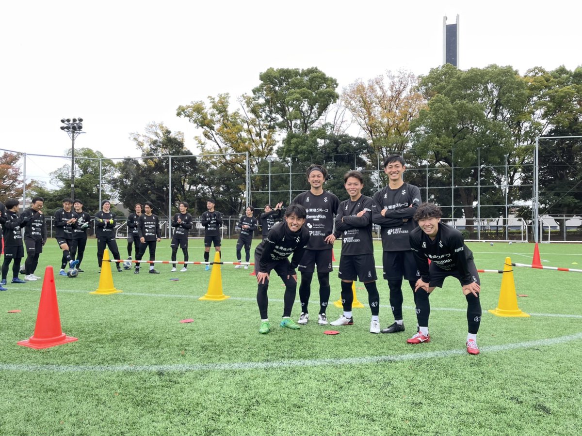 SHIBUYACITYFC's tweet photo. 本日のトレーニングではサッカーテニス大会を実施！🎾⚽️

見事優勝したのは 2 #堀内徹 3 #山崎大成 5 #大村俊輔 14 #本田憲弥 22 #大津佑和 チームでした🎉

#SHIBUYACITYFC #CrossingStyle @tetsu_horiuchi @tai_sei20 @tamagiwalife @hondakenya @yuwa05158 https://t.co/CoozxIO4QK