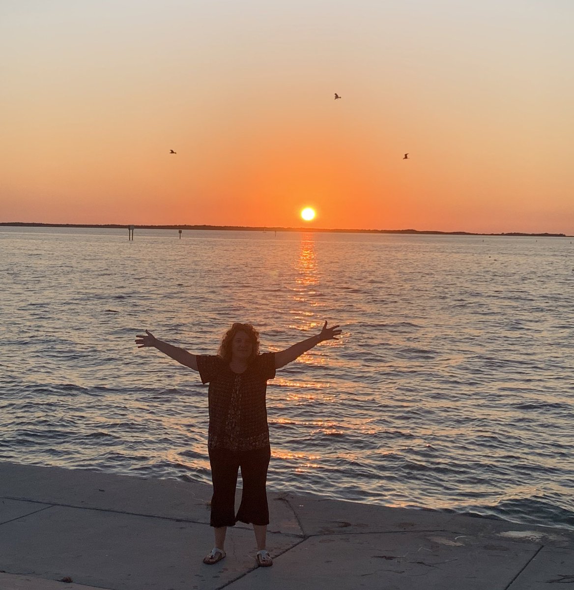 Day 1 of a new week is in the books, with a beautiful Florida sunset. 

Deeeep breath. 

We’ve got this! 

Goodnight everyone. 
 
#MondayMood #sunsets