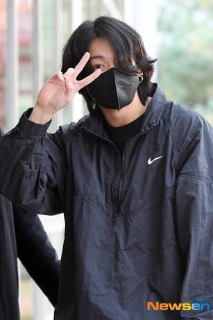 vpsigma's tweet image. have a safe flight jungkook 💜