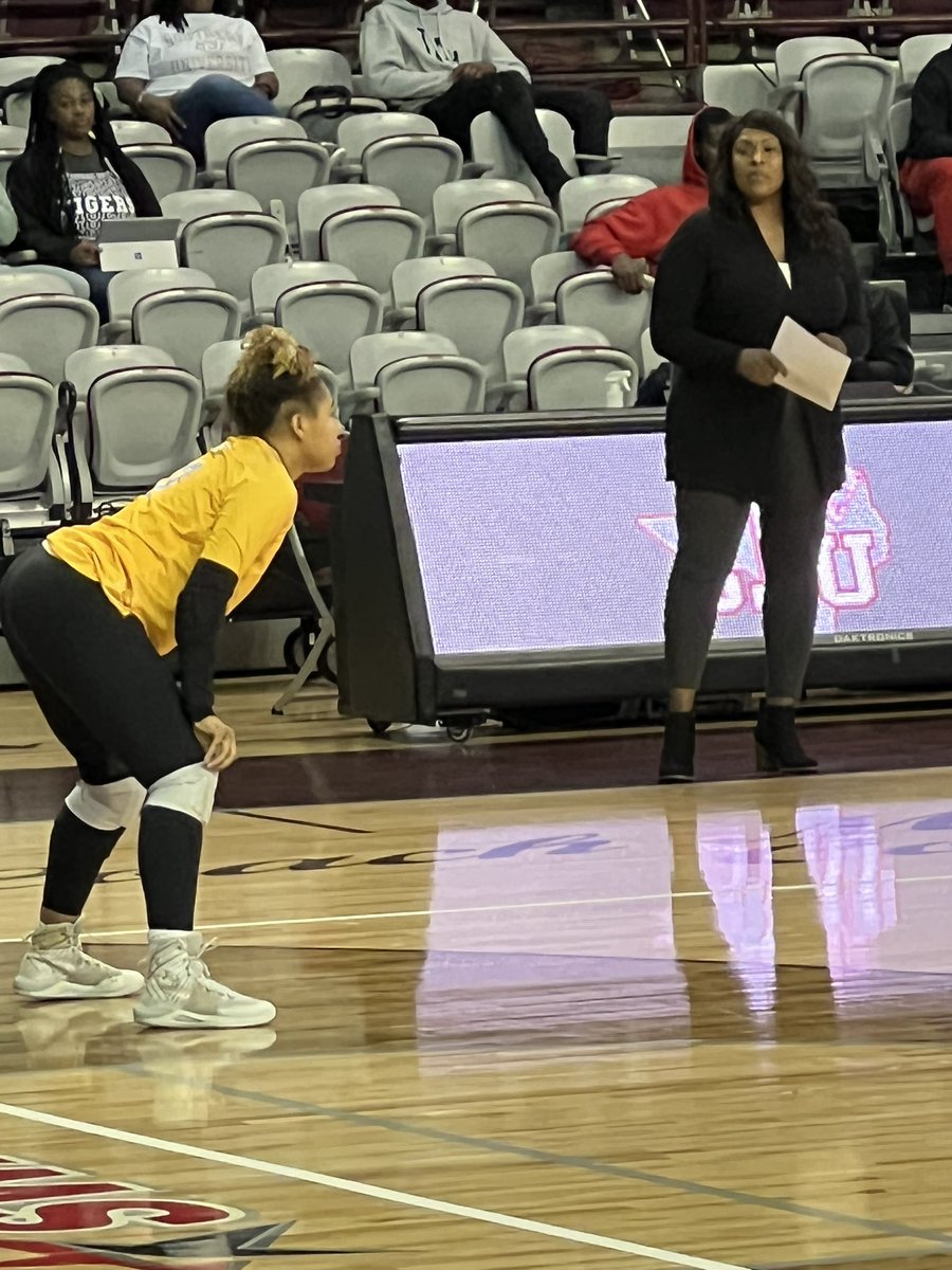 ConroeTigerVB's tweet image. So happy I got to hug this sweet girl tonight! Went to check out our Volleyball Alumni Trinity Lane for the Texas Southern vs. Southern VB match! Of course my alma mater Texas Southern won😜…but it was great seeing her doing what she loves. #SicEm 
@TrinityLane2022