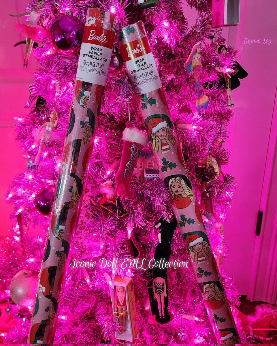 EMLCollection's tweet photo. Iconic Doll EML Collection Private Museum Collection Curator Laynee Loy showcasing 

2022 Mattel Christmas Barbie Doll Wrapping Paper 

Christmas Barbie Doll gift wrap

#2022 #Mattel #Christmas #Barbie #Doll #Wrappingpaper
#IconicDoll #EMLCollection #Private #Museum #Collection https://t.co/fXlzE1eJTp
