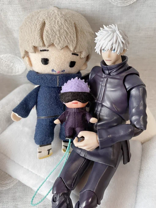 きゅぴのアイマスクがぼろくなっていたので先生が新しいアイマスクを作ってくれました。きゅぴの素顔です。ちゃんと青瞳の白まつ毛。「はい!男前になったよ!」「しゃけしゃけ!」「センセ…アリガト…」「そんな初めて愛を知った悲しきモンスターみたいなキャラなの?!」「こんぶ…」 