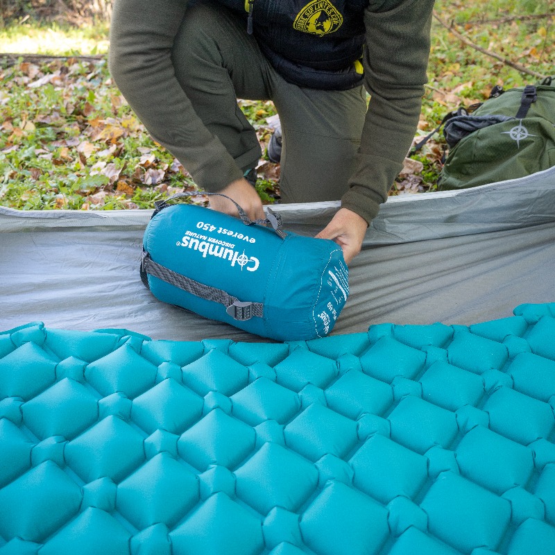 ColumbusNature's tweet photo. Aún quedan semanas para que llegue el invierno; aún se puede disfrutar de noches al raso si se va convenientemente equipado con material de tres estaciones, como nuestro saco Everest 450, un saco de pluma ligero con una temperatura de confort de 6 🌄.