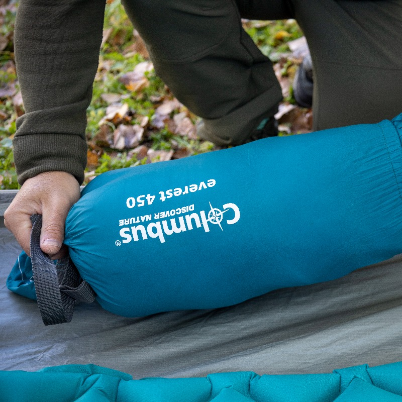 ColumbusNature's tweet photo. Aún quedan semanas para que llegue el invierno; aún se puede disfrutar de noches al raso si se va convenientemente equipado con material de tres estaciones, como nuestro saco Everest 450, un saco de pluma ligero con una temperatura de confort de 6 🌄.