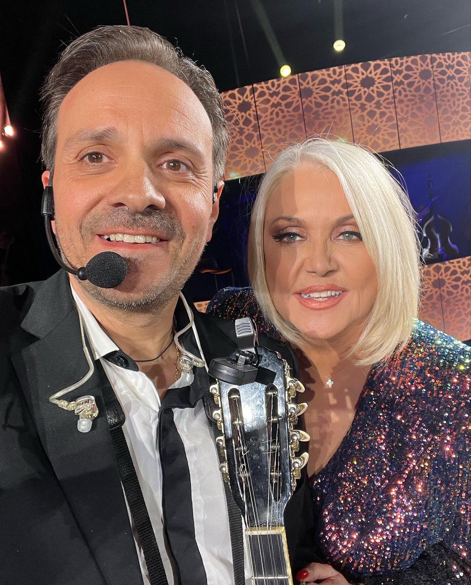 nikibuz's tweet photo. Σπίτι με το mega #spitimetomega η Ρουλα Κορομηλά υποδέχεται τον ΑΝΤΥΠΑ https://t.co/sOOrwAtIch