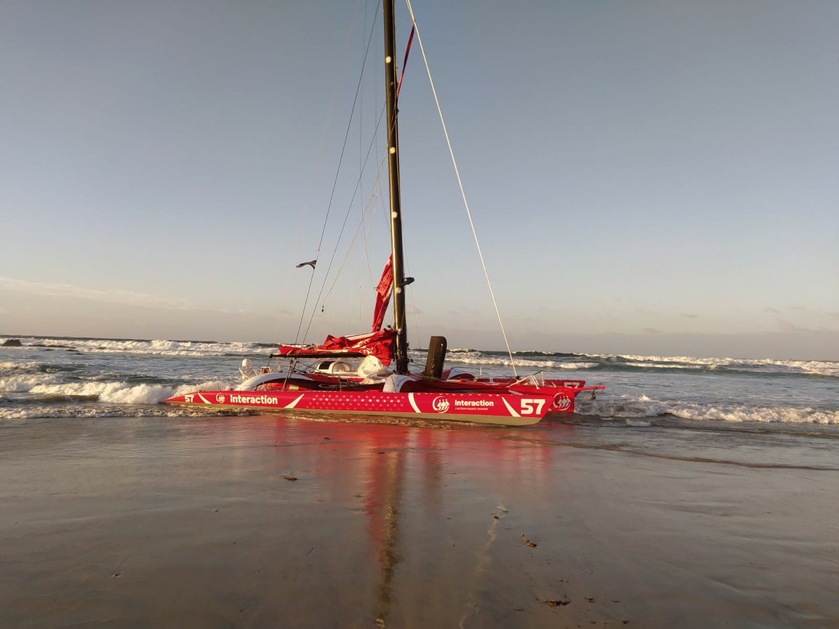 salvamentogob's tweet image. Las condiciones meteorológicas en zona eran adversas. El trimarán embarranca en la playa de Ladeira (Corrubedo) y el Helimer 402 rescata a su único tripulante (en buen estado, no precisó asistencia médica) y lo desembarcó en #Alvedro a las 5.00 horas.