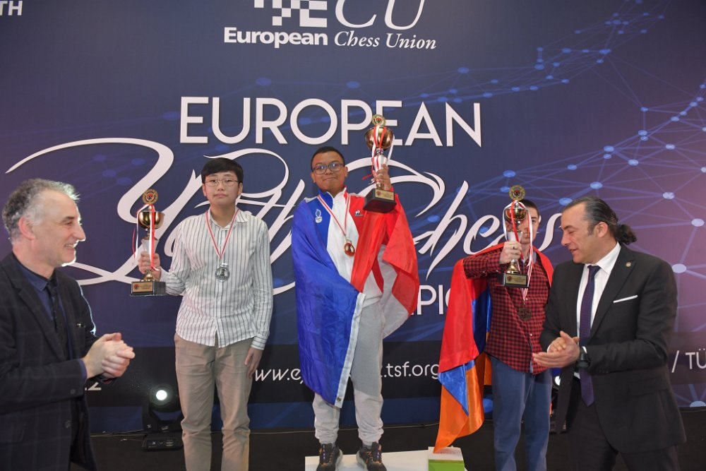 ffechecs's tweet photo. Timothé Razafindratsima remporte le titre de Champion d'Europe d'#Échecs U16 ! Bravo !
#EYCC2022 https://t.co/IBLizVqROy