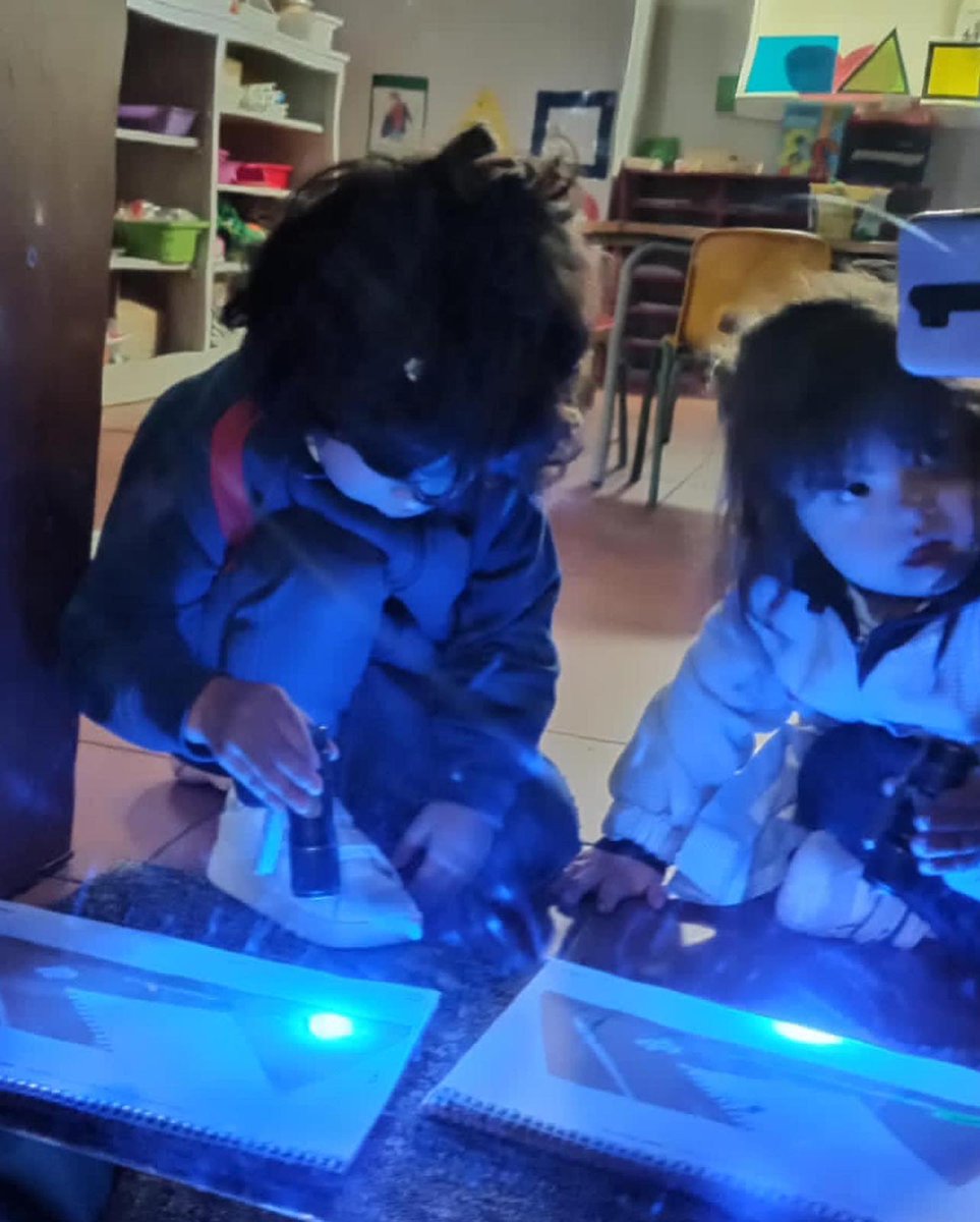 colegiospinolam's tweet photo. Trabajamos las colecciones en #entusiasmat y añadimos un poquito de magia. Exploramos a nivel sensorial además cualidades de la luz y el color. #razonaminetologico #luznegra #estimulacionsensorial #educacioninfantil https://t.co/Zge0uaiVEx