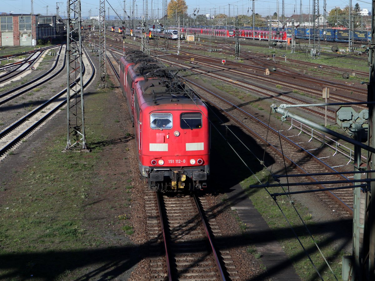 Ich hatte in Deutschland noch nie einen Güterzug mit Mittelpufferkupplung gesehen, aber netterweise hat DB Cargo gleich drei 151 mit AK69e durch Darmstadt gefahren, während ich da war.