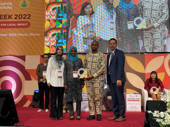 DEarthAfrica's tweet photo. At #GEOWeek2022, #DEAfrica won an SDG Award for Climate Action for the project "How data and community can save #Zanzibar's mangroves", led by Khairiya Masoud, Raya Ahmada and Massoud Hamad from @StateSuza. READ MORE ABOUT IT HERE: https://t.co/BRUMchTUPd
#EO4SDGs #ClimateAction https://t.co/0wfrIgK25r