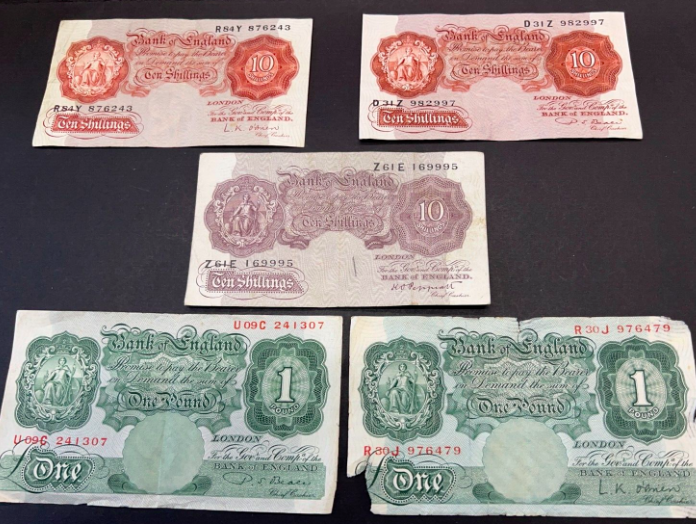 CavalierCoins's tweet image. This is live on our Auction now !! 
British shilling notes &amp;amp; pounds from 1940 to 1960 various Cashiers LOT:2011-644
ebay.co.uk/itm/3046966446…
#britishshilling #collectablebanknotes #englishshillings #rarenotes #interestingbanknotes #oldbritishpoundnotes #vintageshillingnotes