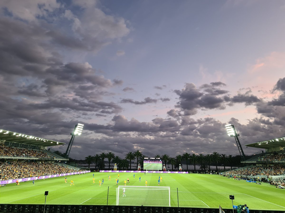 Best stadium in the world doing its thing again 

#AUSvTHA