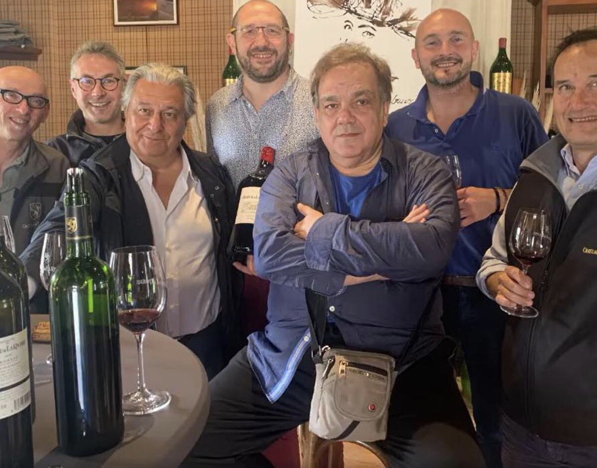 Vous en rêviez ? Christian Clavier et Didier Bourdon réunis pour la 1ère fois dans une comédie : «Cocorico»
Pitch: Alice, issue d'une famille aristocrate, se marie avec Francois, fils d’un concessionnaire Peugeot. La révélation de leurs tests ADN va faire l’effet d’une bombe...