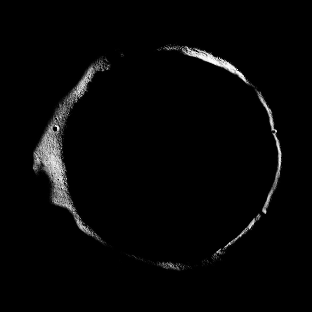 GabzdylPavel's tweet photo. I takto může vypadat povrch Měsíce. Jde o desetikilometrový kráter Erlanger poblíž severního lunárního pólu „okem“ sondy Lunar Reconnaissance Orbiter. Většina jeho dna je ponořena do trvalé tmy. Foto: NASA https://t.co/JfTgMSXqex