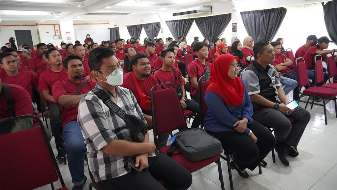 UCAM_Official's tweet photo. Sorotan Majlis Penutup Program Latihan Tenaga Kerja Pekebun Kecil RISDA (Getah) Siri 1 & 2 yang telah disempurnakan oleh En. Mohd Jazlanuddin Bin Azmi, mewakili Pengarah Bahagian Pengembangan & Pemindahan Teknologi RISDA.
#UCAMisKOLEJRISDA #my_UCAM #Agrosains #kplb #risda https://t.co/wQixwBk7hc