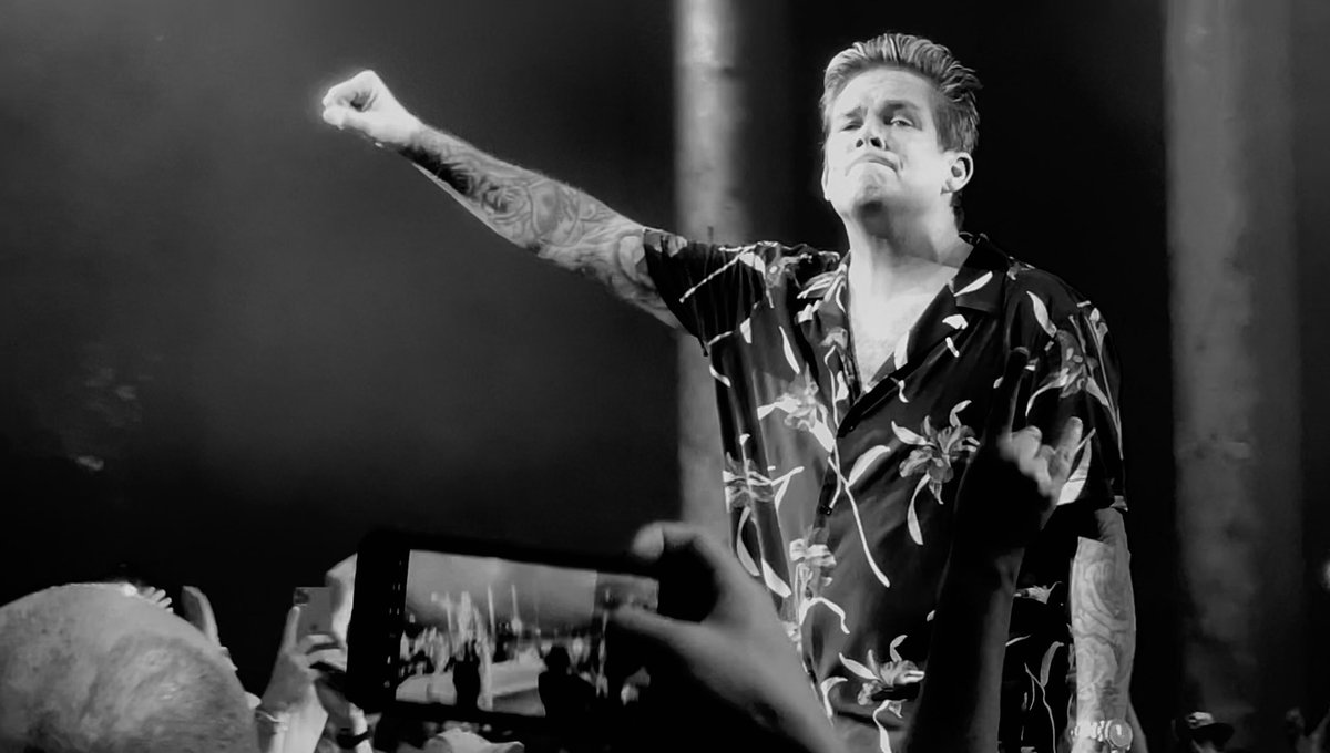 _Retro_Rebel_'s tweet photo. 1 of 3 photo sets for @SugarRayBand live @WaltDisneyWorld #Epcot !!
@Mark_McGrath #SugarRay #SugarRayBand #WaltDisneyWorld #EatToTheBeat https://t.co/IkZ2AijVz9