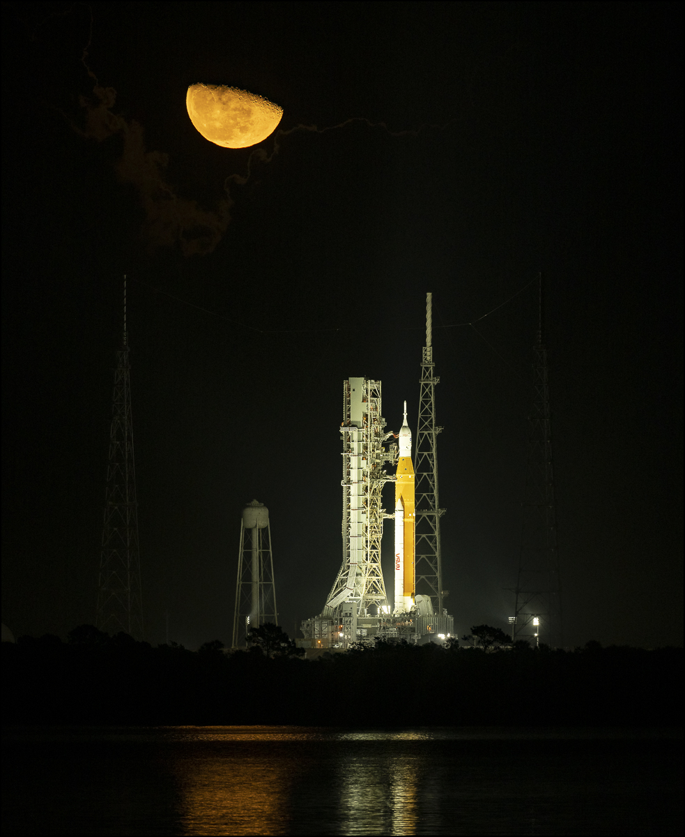 The #Moon rises above #Artemis I <a href="/NASA_SLS/">ARCHIVED: NASA_SLS</a> and <a href="/NASA_Orion/">Orion Spacecraft</a> at Launch Pad 39b. Check out more 📷 - flic.kr/s/aHBqjzG1pG